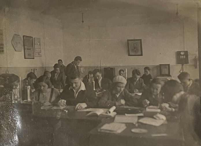 На занятии в институте, Евгений Алюшин на первом плане, 1934 год