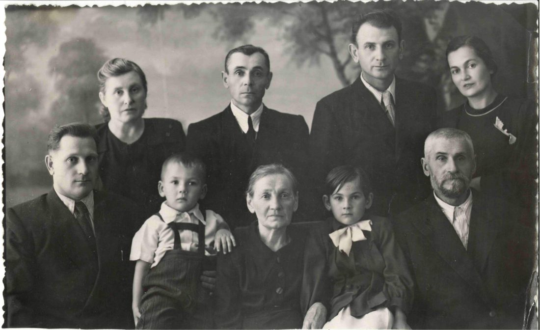 Семья Алюшиных, август 1952 года
