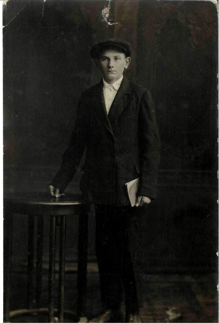 Евгений Алюшин в 17 лет, Артёмовск, 8 декабря 1931 года